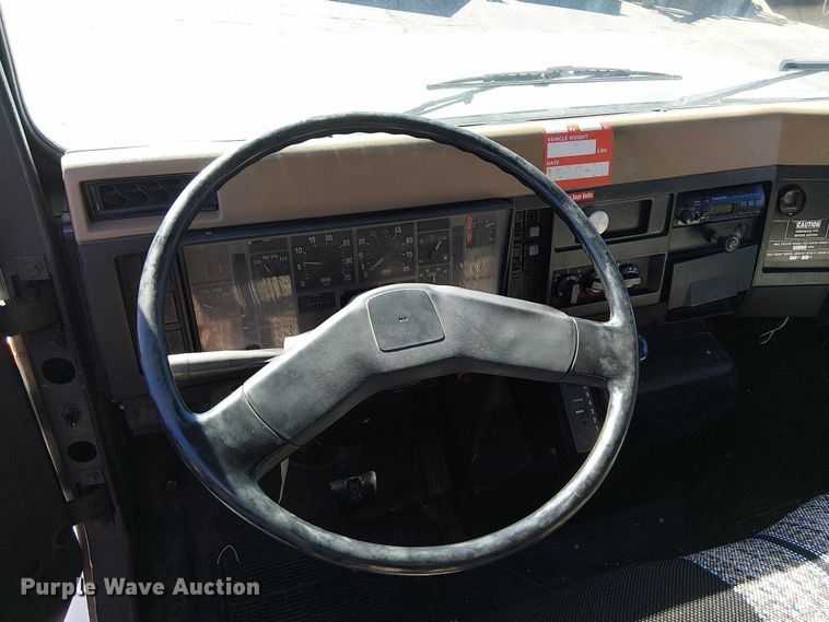 image for item DU3662 1995 International 4900 crane truck