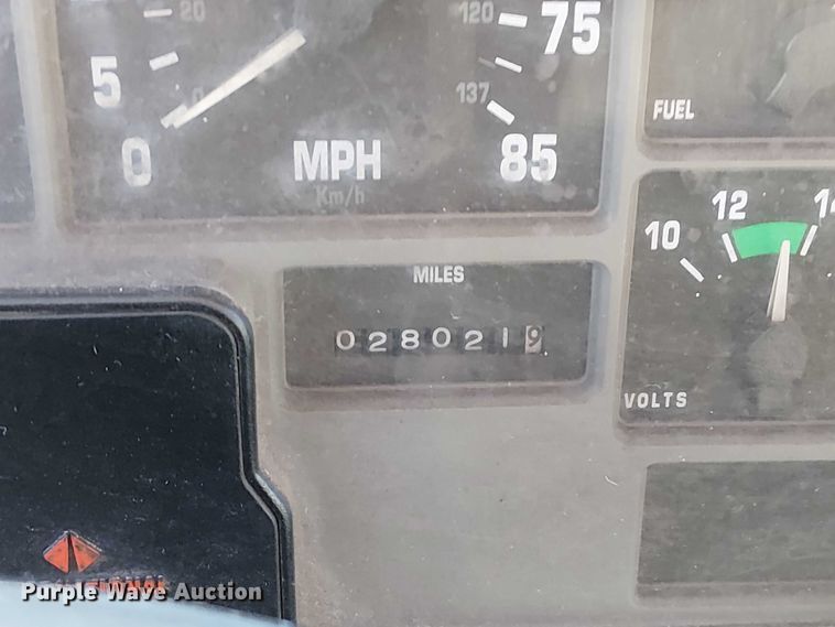 image for item DU3662 1995 International 4900 crane truck