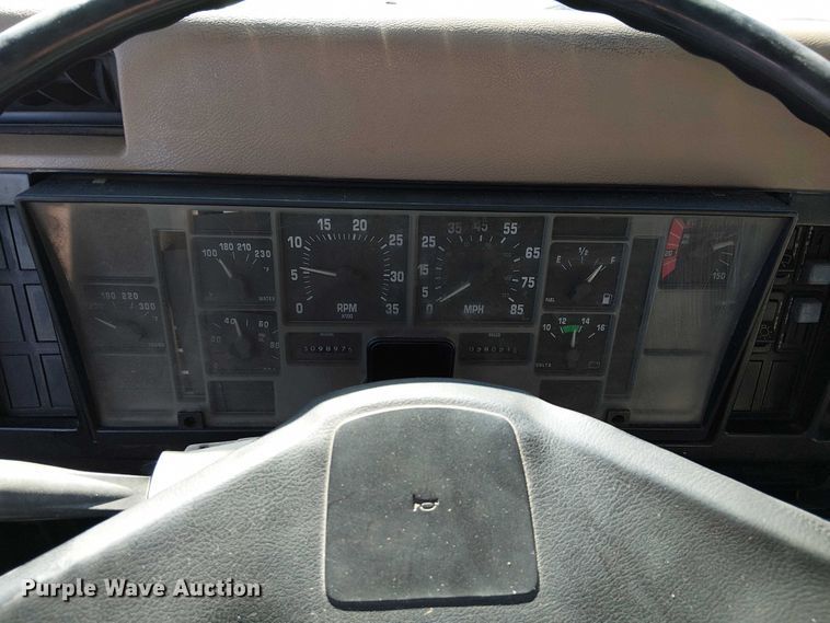 image for item DU3662 1995 International 4900 crane truck