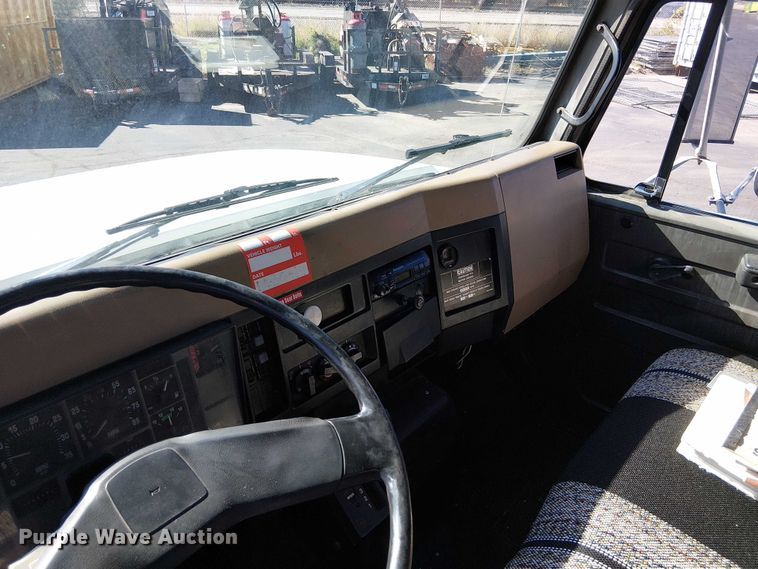 image for item DU3662 1995 International 4900 crane truck