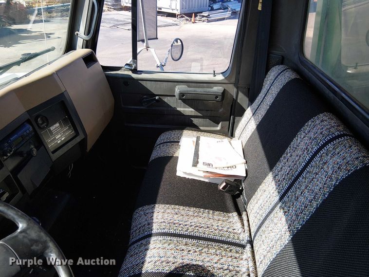 image for item DU3662 1995 International 4900 crane truck