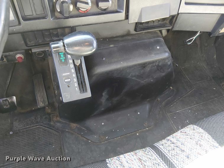 image for item DU3662 1995 International 4900 crane truck