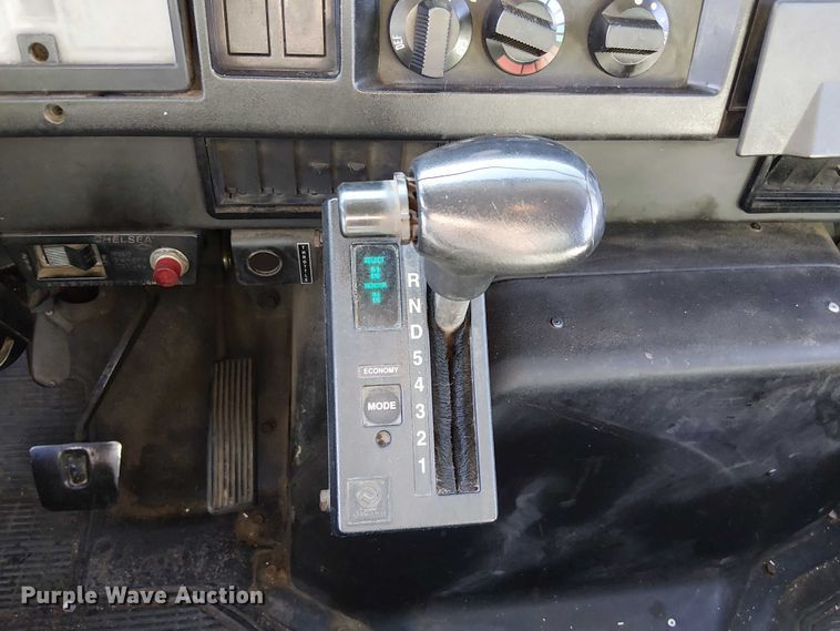 image for item DU3662 1995 International 4900 crane truck