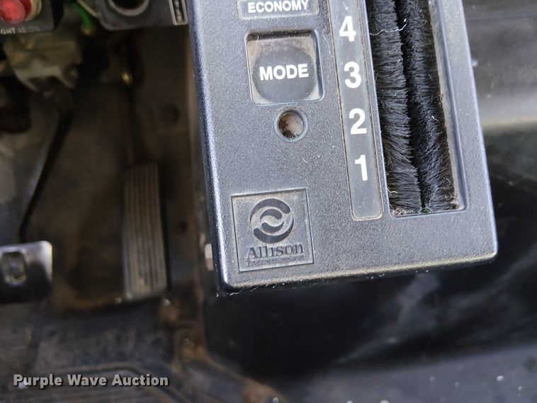 image for item DU3662 1995 International 4900 crane truck