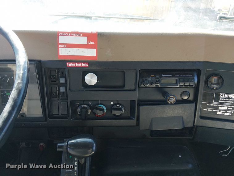 image for item DU3662 1995 International 4900 crane truck