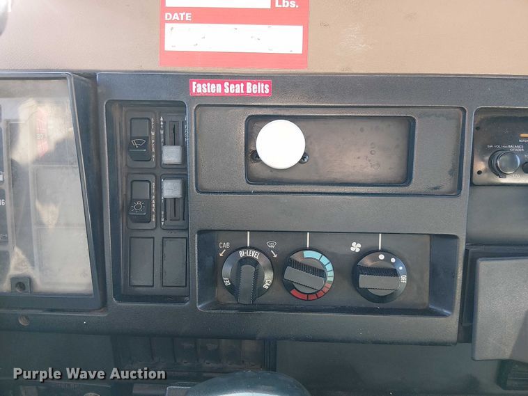 image for item DU3662 1995 International 4900 crane truck