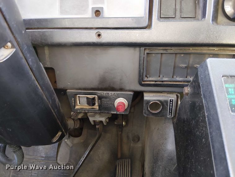 image for item DU3662 1995 International 4900 crane truck