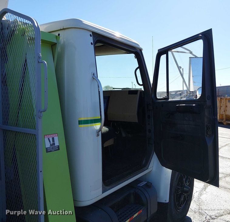 image for item DU3662 1995 International 4900 crane truck