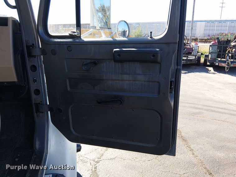 image for item DU3662 1995 International 4900 crane truck