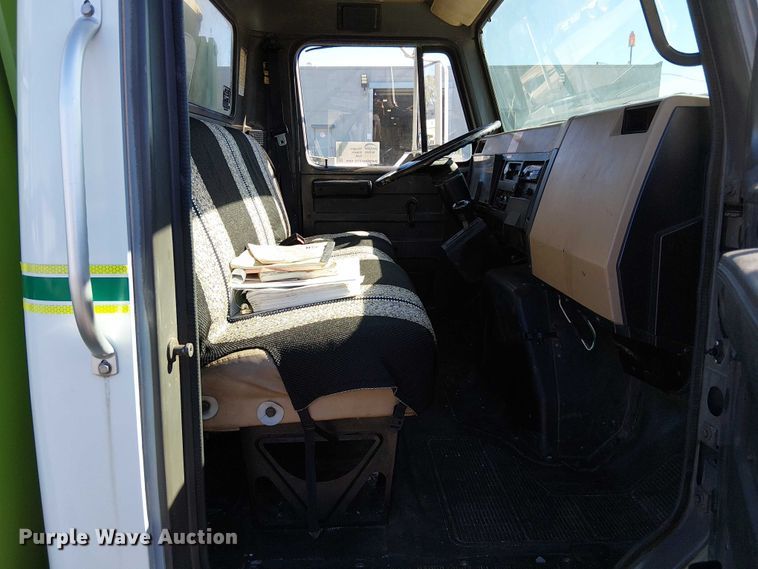 image for item DU3662 1995 International 4900 crane truck