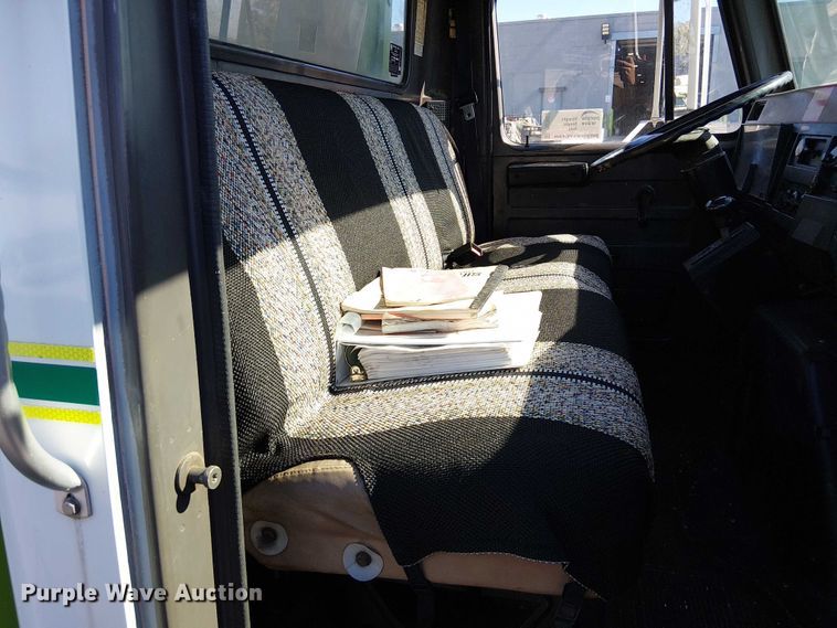 image for item DU3662 1995 International 4900 crane truck