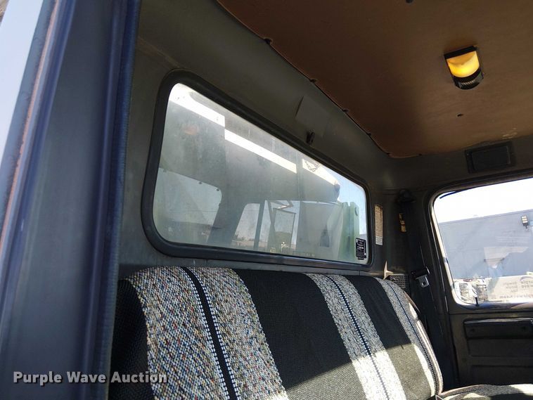 image for item DU3662 1995 International 4900 crane truck