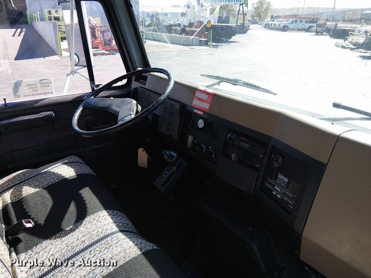 image for item DU3662 1995 International 4900 crane truck