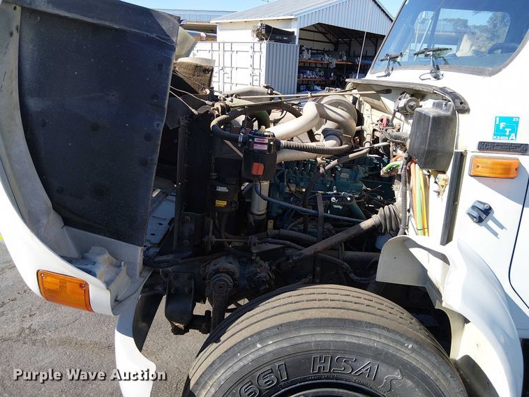 image for item DU3662 1995 International 4900 crane truck