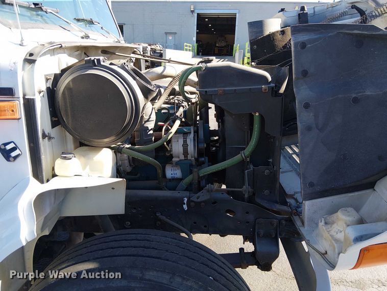 image for item DU3662 1995 International 4900 crane truck