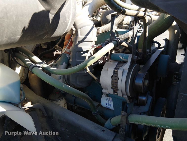 image for item DU3662 1995 International 4900 crane truck