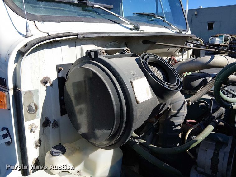 image for item DU3662 1995 International 4900 crane truck