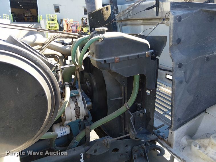 image for item DU3662 1995 International 4900 crane truck