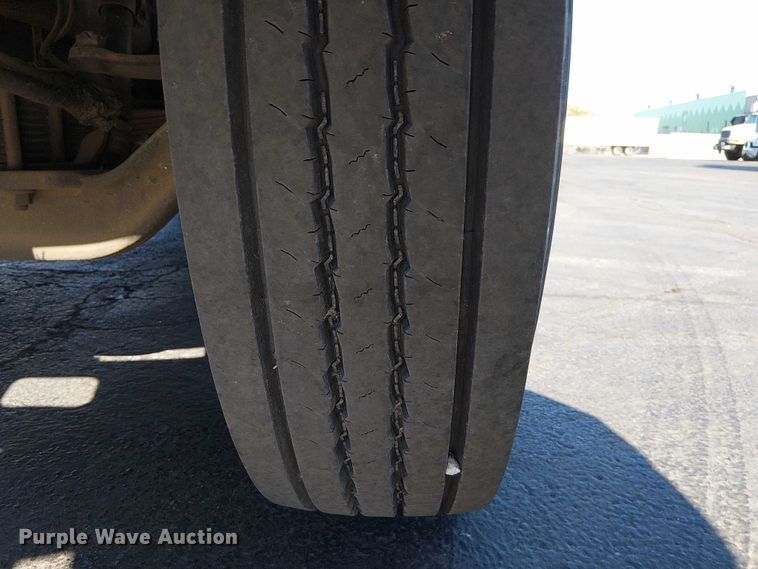 image for item DU3662 1995 International 4900 crane truck