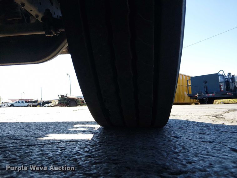 image for item DU3662 1995 International 4900 crane truck