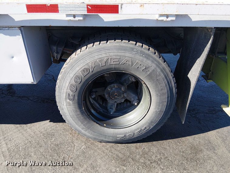 image for item DU3662 1995 International 4900 crane truck