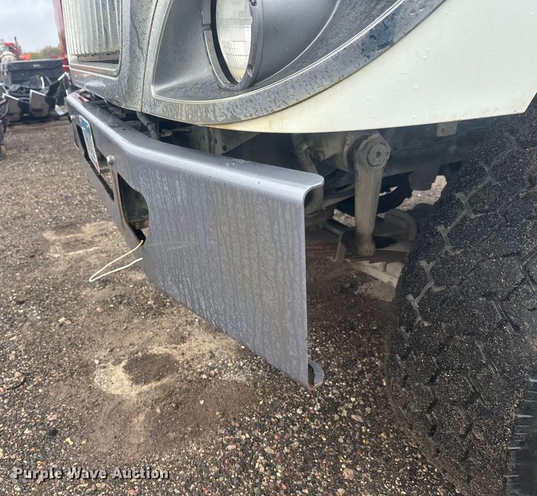 image for item DW4315 2012 International 7400 truck cab and chassis