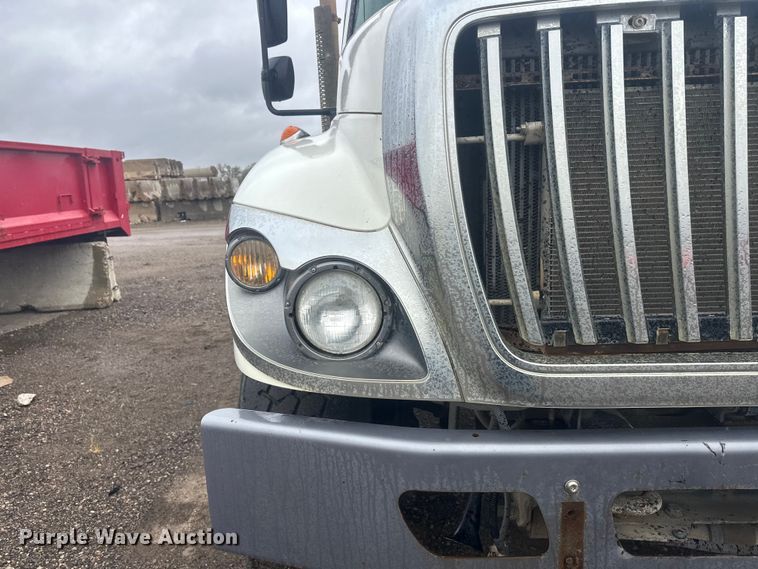 image for item DW4315 2012 International 7400 truck cab and chassis