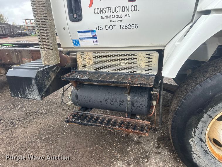 image for item DW4315 2012 International 7400 truck cab and chassis