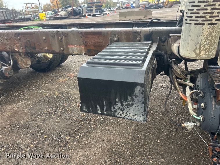 image for item DW4315 2012 International 7400 truck cab and chassis