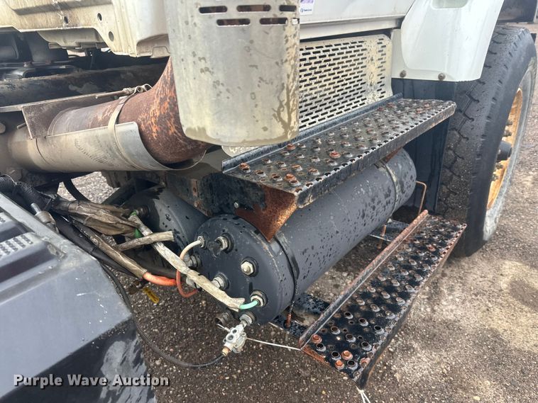 image for item DW4315 2012 International 7400 truck cab and chassis