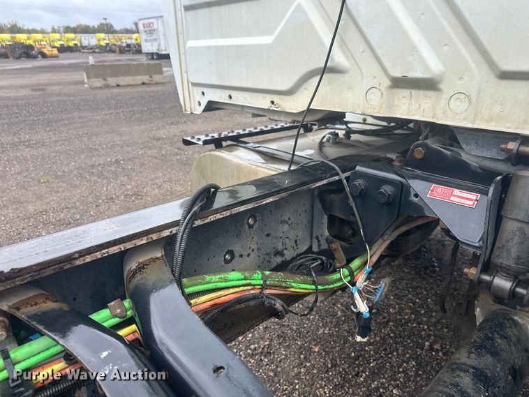 image for item DW4315 2012 International 7400 truck cab and chassis