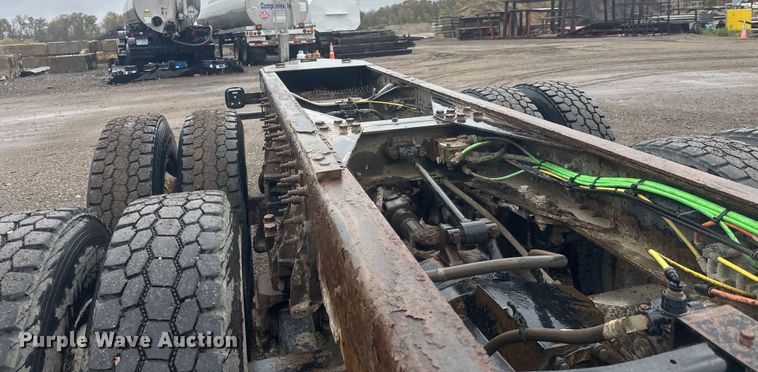 image for item DW4315 2012 International 7400 truck cab and chassis