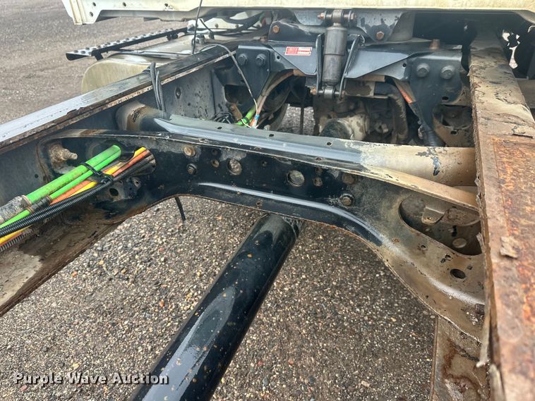 image for item DW4315 2012 International 7400 truck cab and chassis