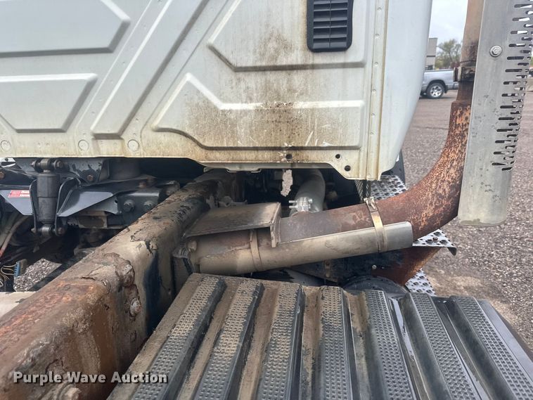 image for item DW4315 2012 International 7400 truck cab and chassis