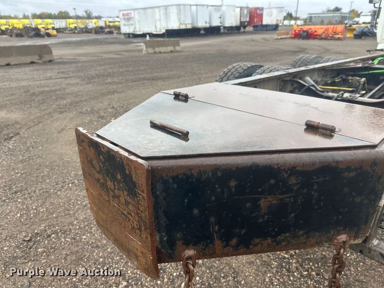 image for item DW4315 2012 International 7400 truck cab and chassis