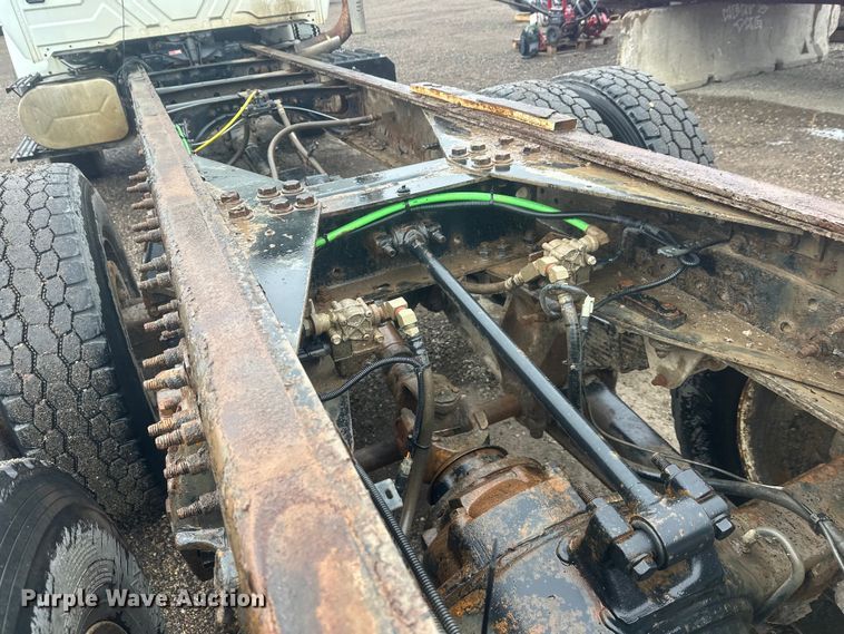 image for item DW4315 2012 International 7400 truck cab and chassis