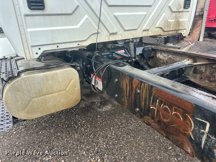 image for item DW4315 2012 International 7400 truck cab and chassis