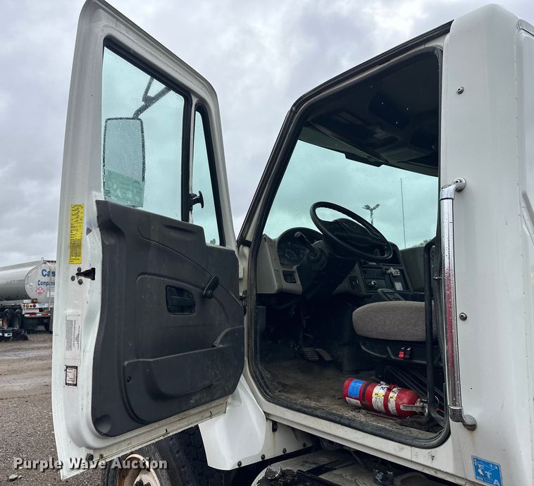 image for item DW4315 2012 International 7400 truck cab and chassis