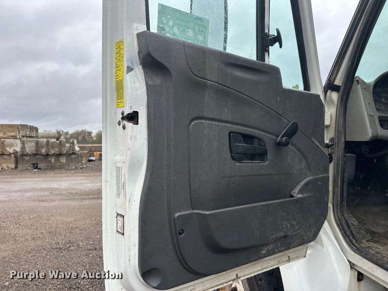 image for item DW4315 2012 International 7400 truck cab and chassis