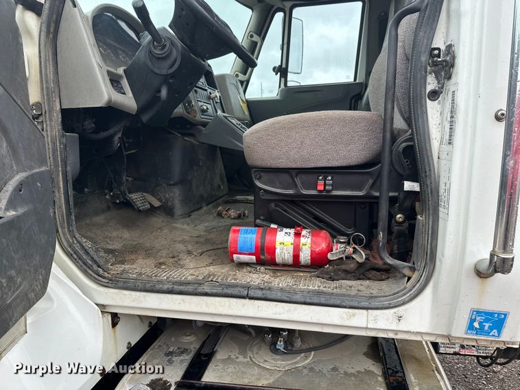 image for item DW4315 2012 International 7400 truck cab and chassis