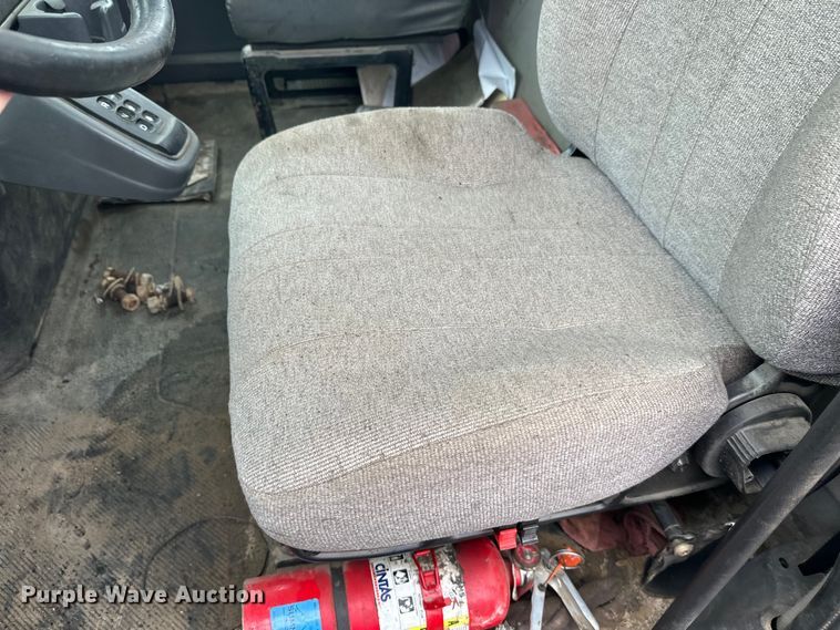 image for item DW4315 2012 International 7400 truck cab and chassis