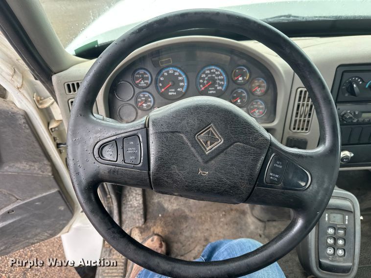 image for item DW4315 2012 International 7400 truck cab and chassis