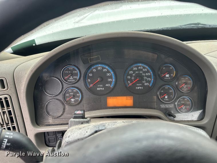 image for item DW4315 2012 International 7400 truck cab and chassis