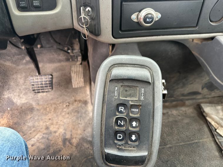 image for item DW4315 2012 International 7400 truck cab and chassis