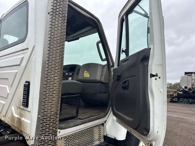 image for item DW4315 2012 International 7400 truck cab and chassis