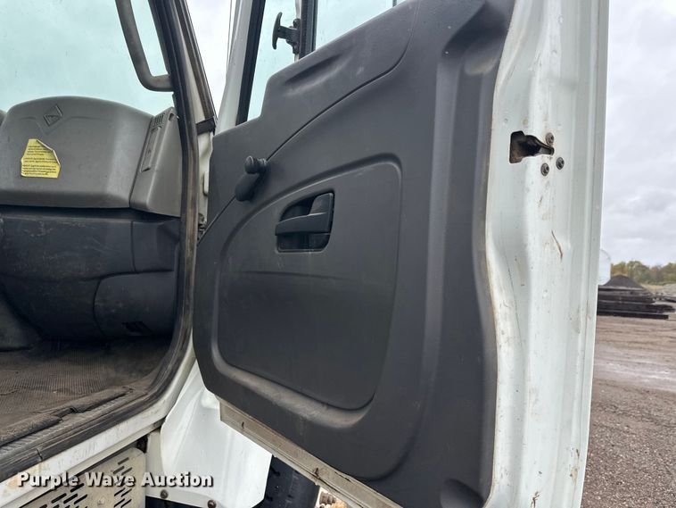 image for item DW4315 2012 International 7400 truck cab and chassis