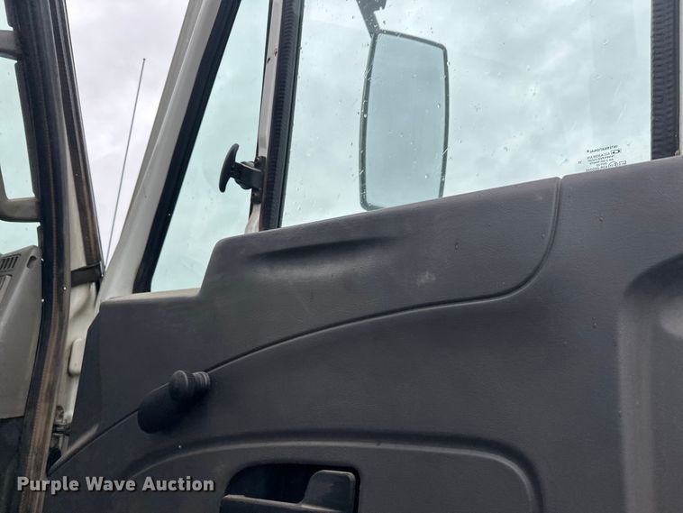 image for item DW4315 2012 International 7400 truck cab and chassis