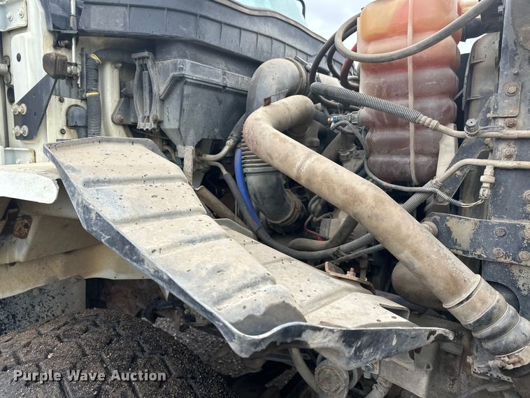 image for item DW4315 2012 International 7400 truck cab and chassis