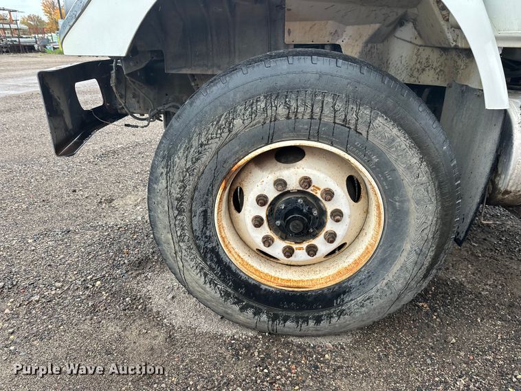 image for item DW4315 2012 International 7400 truck cab and chassis