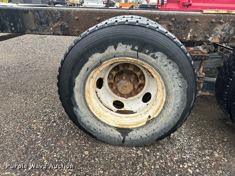 image for item DW4315 2012 International 7400 truck cab and chassis